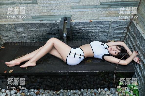 TuiGirl推女郎-王馨瑶 TuiGirl推女郎 - 当我看王馨瑶的棉袜图片时,眼神怎能不偷懒?