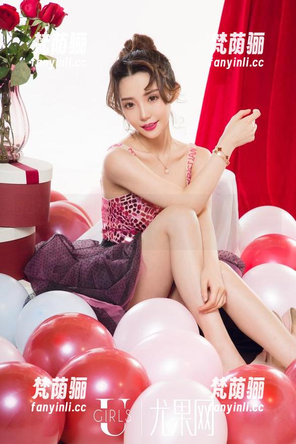UGirls尤果网-谭晓彤 UGirls尤果网 - 谭晓彤的双人作品事先剧透:每一张都在问“你到底在干嘛?”
