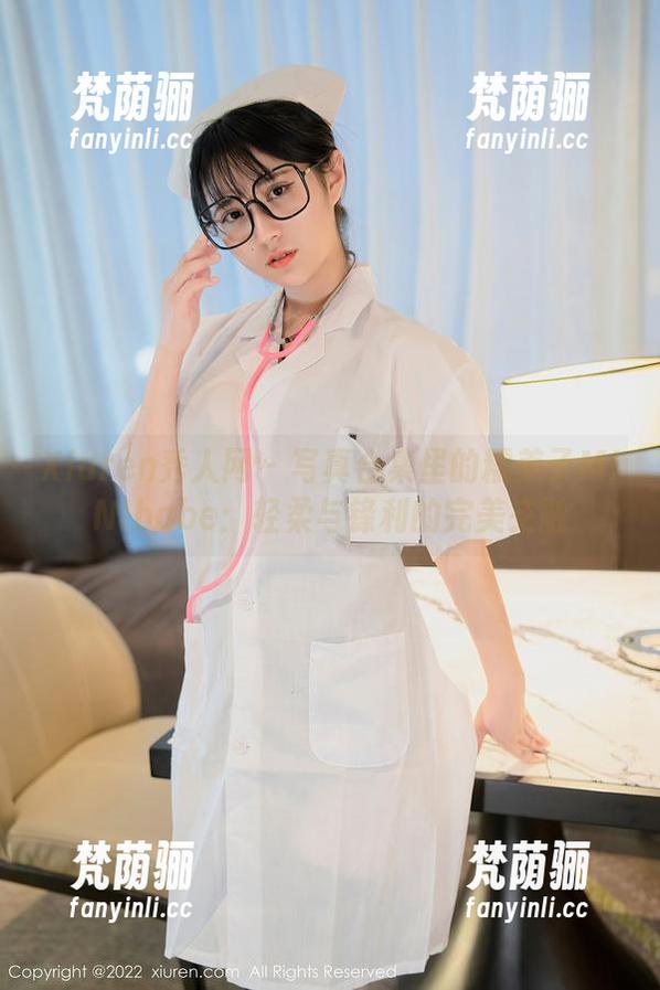 Xiuren秀人网 - 写真合集里的糯美子MINIbabe：轻柔与锋利的完美交融