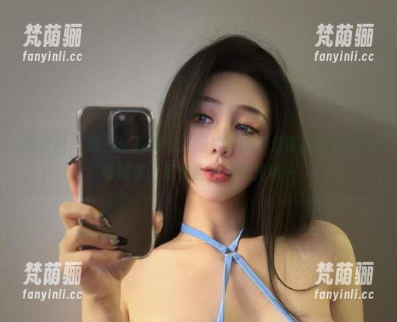 不爱笑的赛琳 微密圈 - 啊,这高清双人照片里的不爱笑的赛琳居然看起来比某位还要吸引注意…