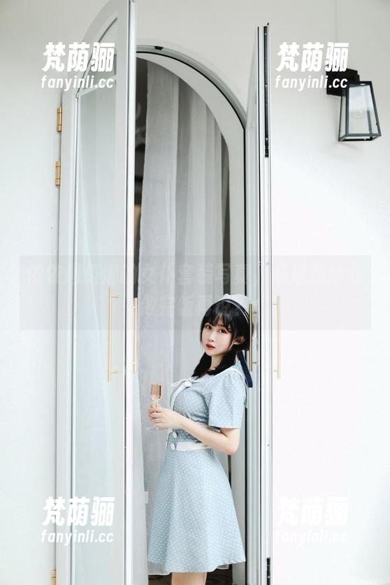 依依超级懒的女仆套装写真，难道是给我做完饭再说？