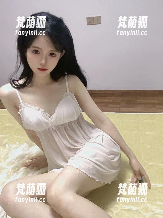 本来以为只是简单一瞥，结果被倦倦喵的白睡衣原图彻底捕获，停不下来了我的目光！