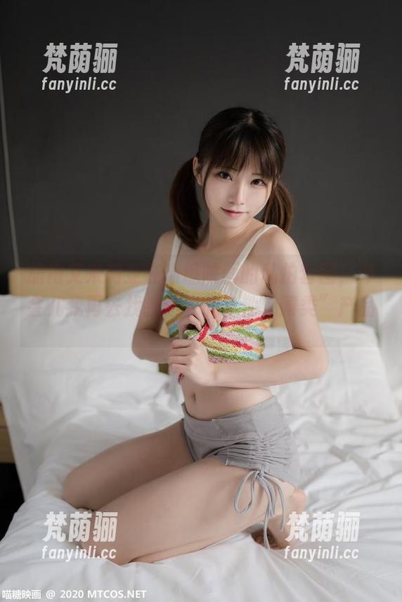 旗袍艾米莉亚在喵糖映画的私拍套图，等会儿我再去找找这家的其他“同类”产品。