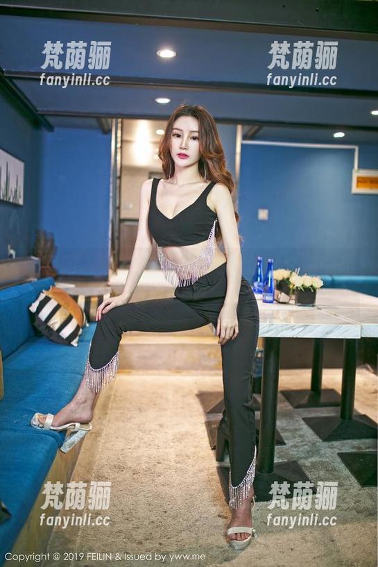 嗲囡囡 - 看伊蓓Eva在高清泳装套图中化身‘泳池女神’了没？