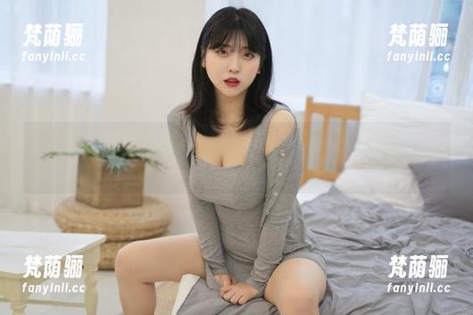 宋哈娜(송하나)的最新更新，制服照里那微妙的气氛，图片中的每个细节都让我又想多想…