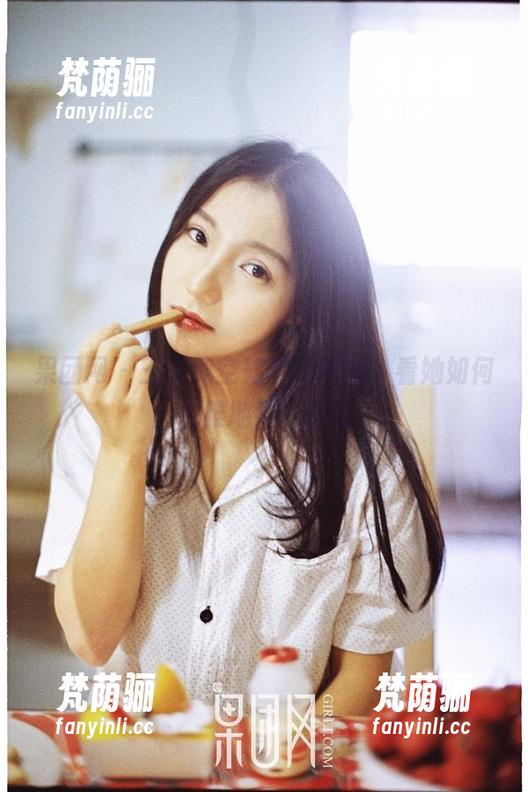 果团网 - 王语纯空姐写真更新，看她如何优雅地倒一杯水