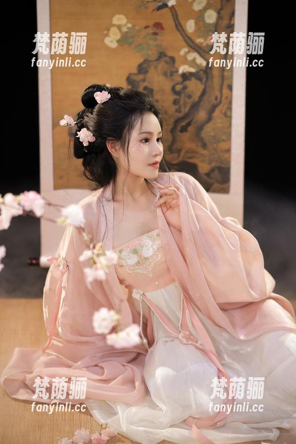图包更新：桃暖酱的礼服，做得像个糖果，甜倒是有余，不过也让人想多了。