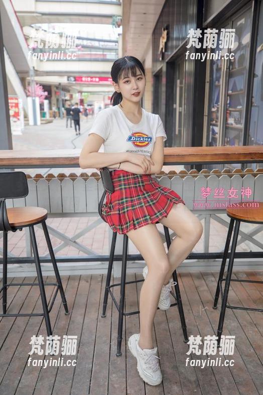 梦丝女神 - 壁纸界的翘楚——莹仙女的吊带原图，堪称‘懒人的幸福’。