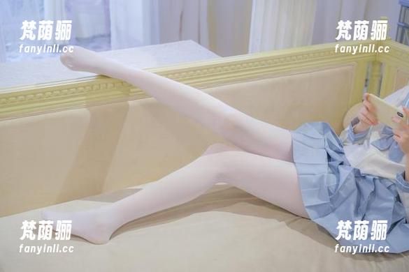 森萝财团 - 在高清写真中，小满穿上礼服，难道她是要去参加皇室聚会吗？