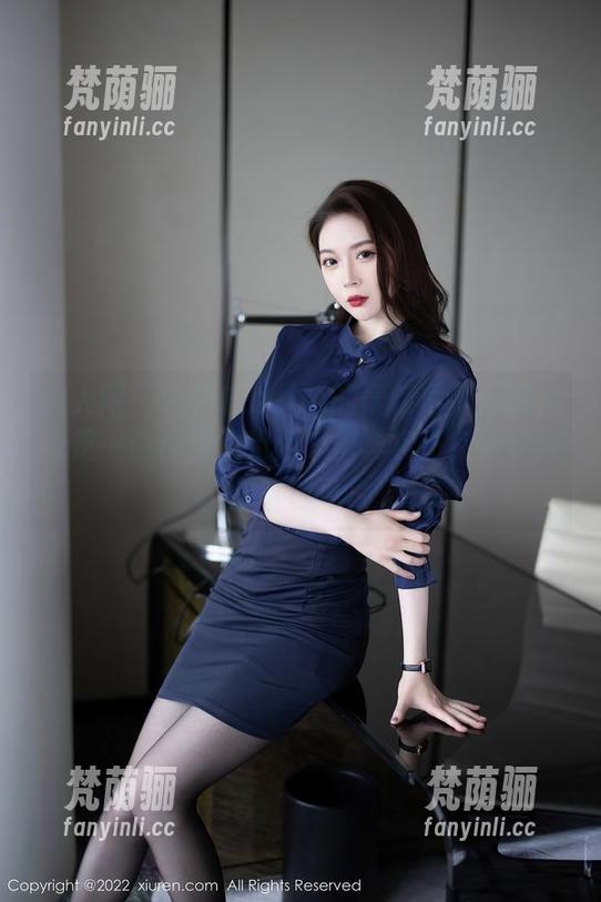 秀人网-余贝拉bella 秀人网 - 余贝拉bella的最新写真:假装我是一位优雅的姐姐,但其实正在用薯片撑着自己!