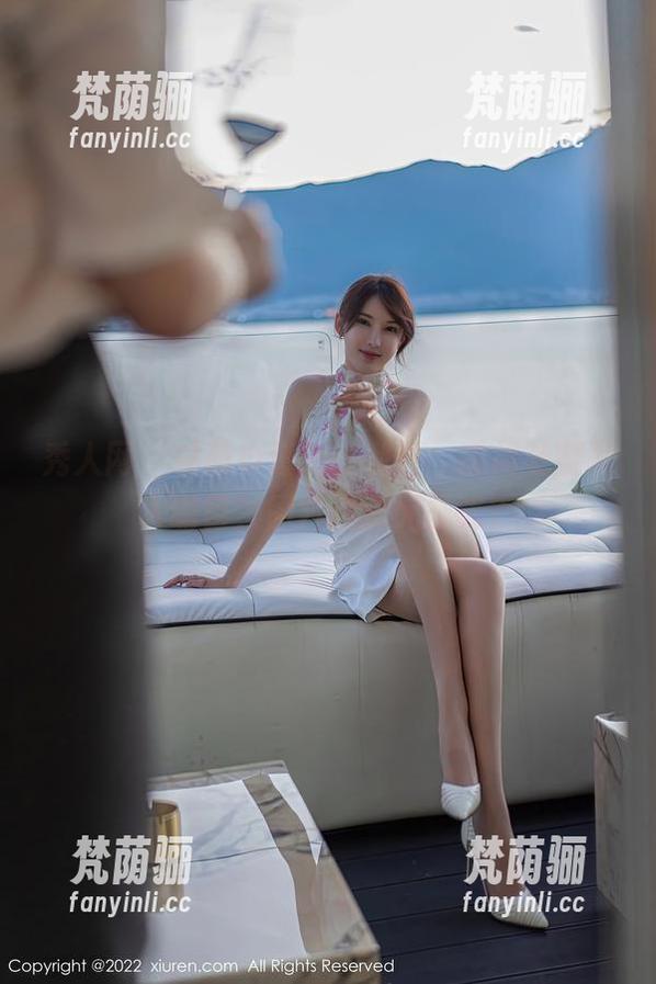 秀人网 - 林荫小道上的利世，睡裙美腿惹人瞩目，图片伪装无圣光？