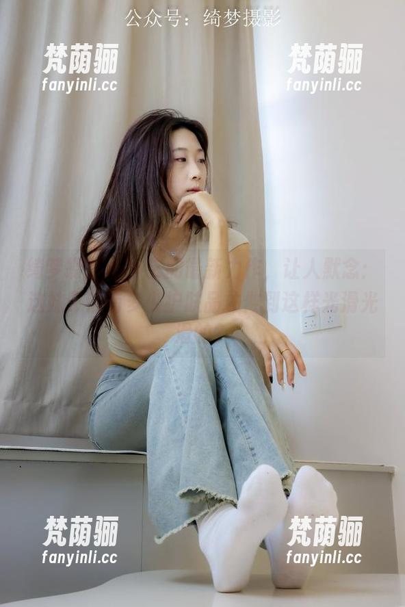 绮梦摄影 - 小艺的最新力作，让人默念：这妹子该有多少护肤品才做到这样光滑光滑的？
