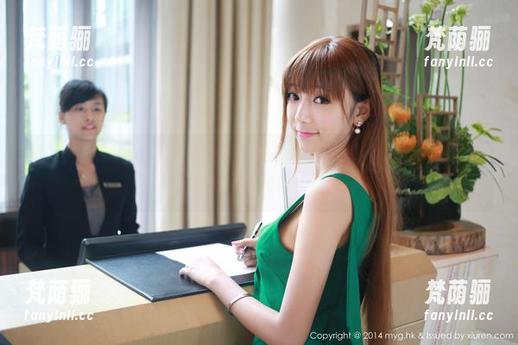美媛馆-伊雨蔓Fiona 美媛馆 - 原图里,伊雨蔓Fiona怎么就能把瑜伽做得这么轻松?我这双腿还是扭得像蜈蚣…