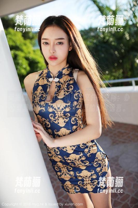 美媛馆-夏茉GIGI 美媛馆 - 夏茉GIGI和那个文件夹之间:办公室里的微妙关系,图片里的肢体语言。