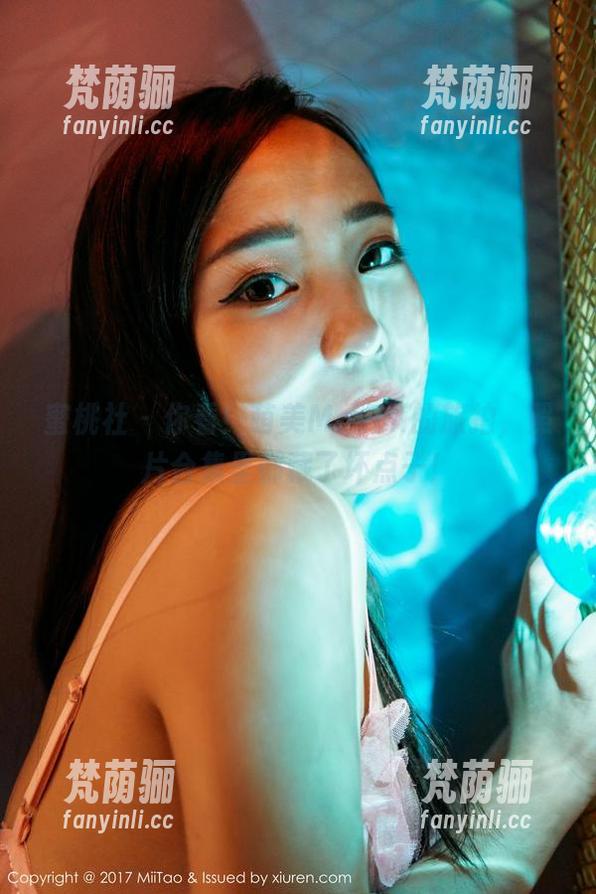 蜜桃社 - 你看！萌美Moemi的旅拍，照片合集里都藏了坏点子！