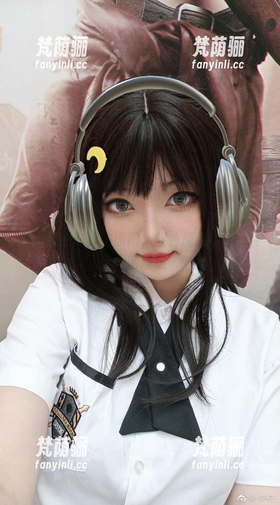 许枳 来看这张许枳的原图,红色旗袍给人一种无声的叛逆。