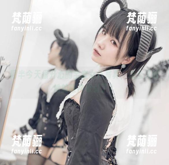 阿半今天很开心的全套女仆写真，怎么又被她的眼神吸引了？