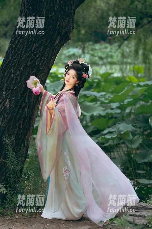 雯妹不讲道理 无圣光下的雯妹不讲道理,白丝吊带袜真的太抓人了!图集里全是迷人的瞬间,目不暇接。