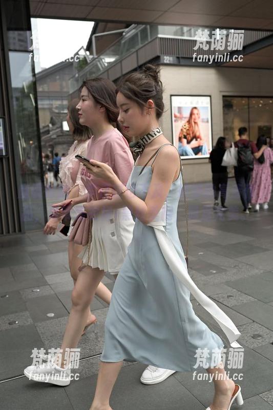魔镜街拍 - 李佳琪也不及，婷婷的高清作品，吊带连衣裙+黑丝美腿，简直完美。