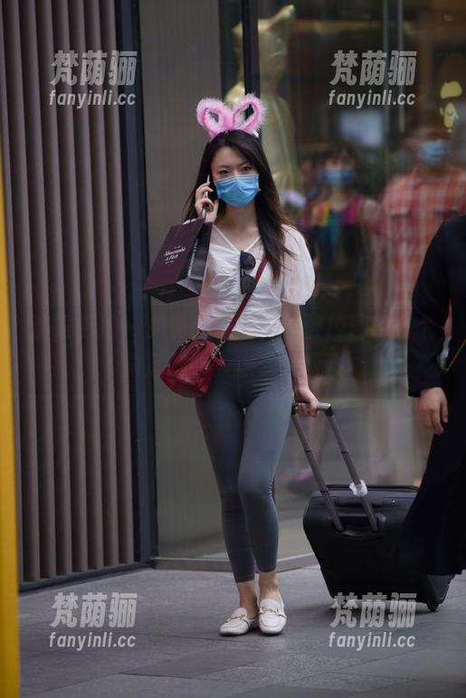 魔镜街拍 - 免费图册里，曼曼校园的每个角落都叫人想多看两眼