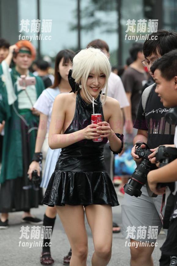 魔镜街拍：被白色短裙小仙女的味道晕到了——高清合集，保证不掉线哦！