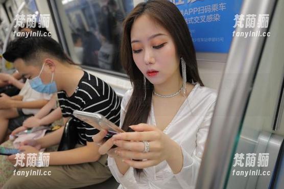 魔镜街拍 魔镜街拍又一作品更新:短裙肉丝红高跟,我好想问问这鞋穿久了会不会磨脚。