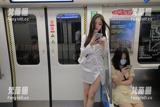 魔镜街拍在线放送：这位用旗袍谱写的白色高跟传说，原图太养眼了！